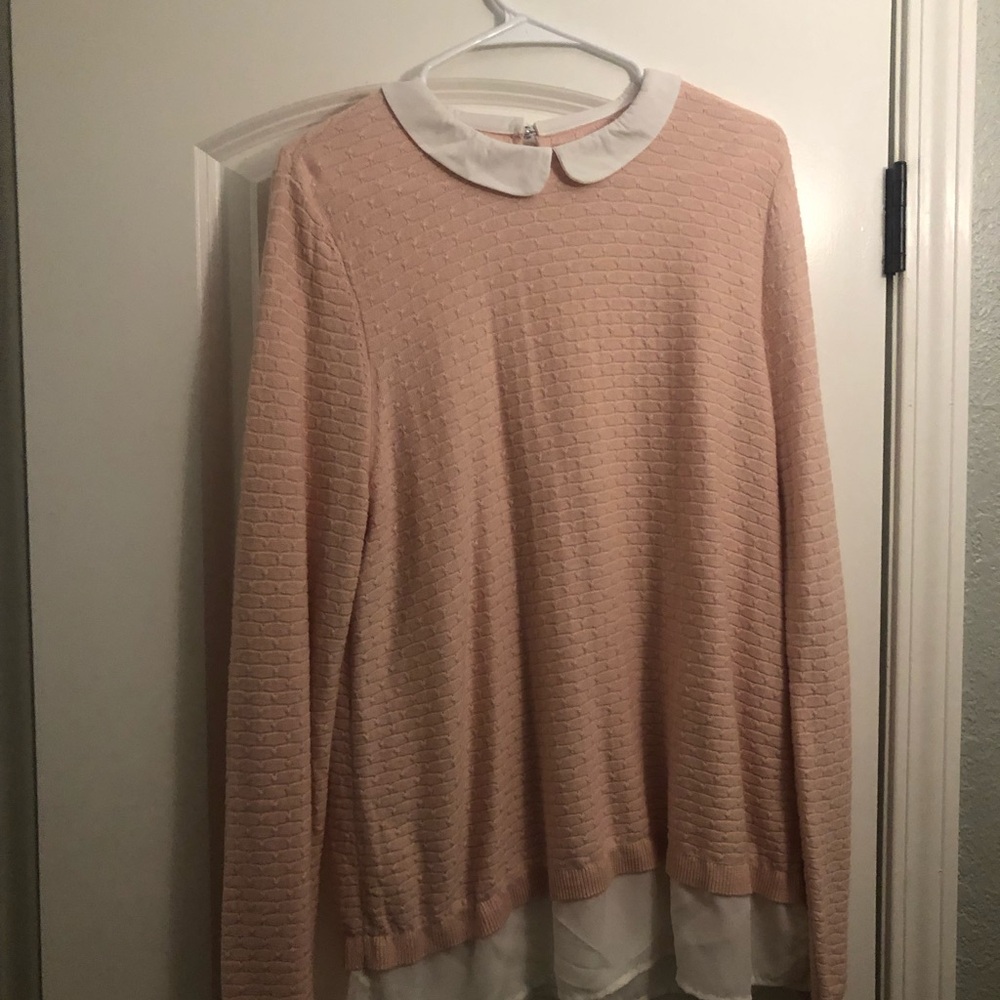 Elle sweater blouse  with white collar. Beautiful shape.